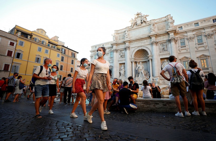 Người dân Italy đeo khẩu trang phòng chống Covid-19. 	Ảnh: Reuters