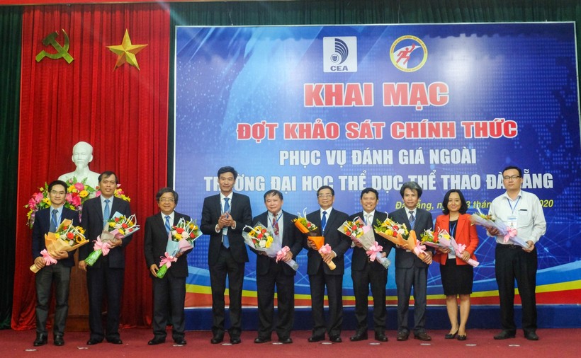 PGS.TS Phan Thanh Hài (thứ 4, từ trái sang) – Hiệu trưởng Trường ĐH TDTT Đà Nẵng tặng hoa các cho các vị lãnh đạo trong đoàn đánh giá ngoài.