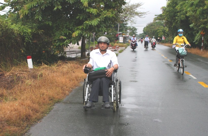 Thầy Thái Thành Thuận trên đường đến trường.