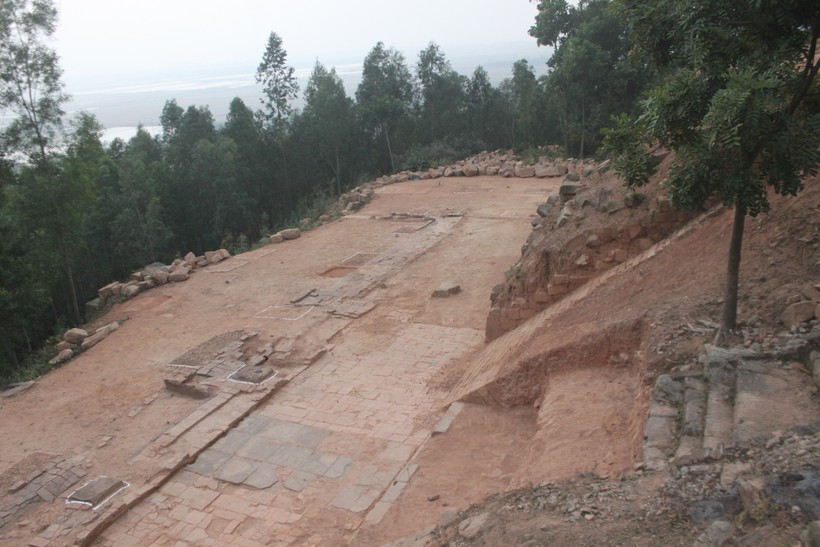 Nền chùa Dạm trong thời gian khai quật đã phát hiện nhiều di vật thời Lý.