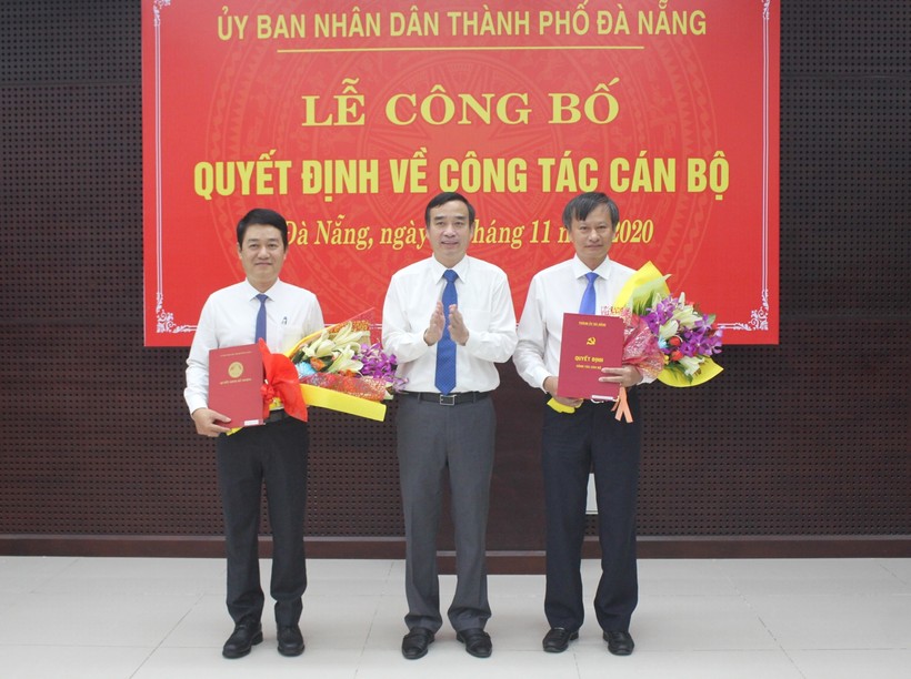 Ông Lê Trung Chinh (đứng giữa) – Phó Chủ tịch Thường trực UBND TP Đà Nẵng trao quyết định bổ nhiệm cho ông Nguyễn Hà Bắc (bìa trái) và ông Đoàn Ngọc Hùng Anh (bìa phải). 