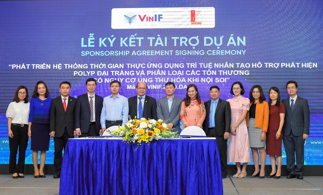 TS Đinh Viết Sang, TS.BS Đào Việt Hằng cùng cộng sự trong trong Lễ ký kết tài trợ Dự án Nghiên cứu Khoa học và Công nghệ năm 2020 do Quỹ Đổi mới sáng tạo Vingroup (VinIF) tổ chức
