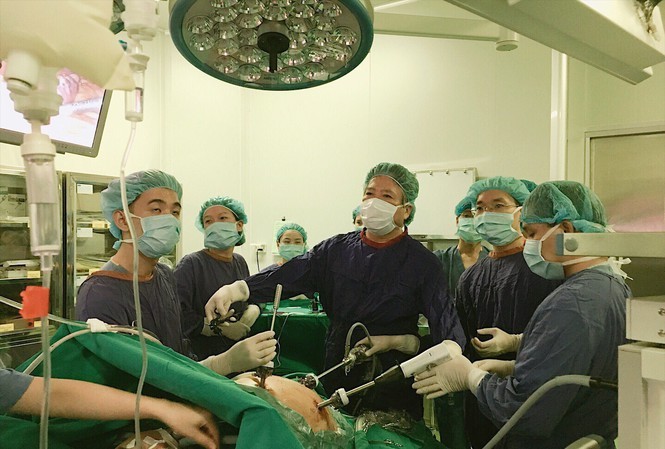 GS.TS.BS Trần Bình Giang, Giám đốc Bệnh viện Hữu nghị Việt Đức trong một ca phẫu thuật (Người đứng giữa) (Nguồn ảnh: Bệnh viện Hữu nghị Việt Đức)