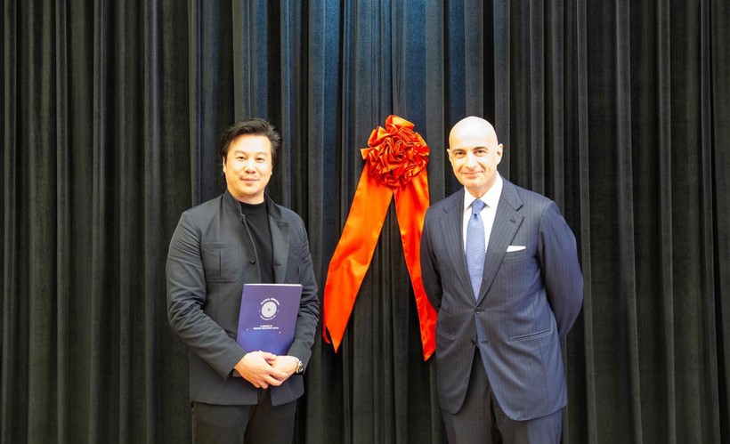Ông Thanh Bùi và ông Dante Brandi, Tổng Lãnh sự Ý tại TP.HCM tại lễ khai mạc triển lãm quốc tế đặc biệt “100 năm ngày sinh nhà giáo dục Loris Malaguzzi".