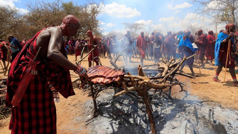Lễ hội Olng’esherr của người Maasai sực nức mùi thịt nướng.