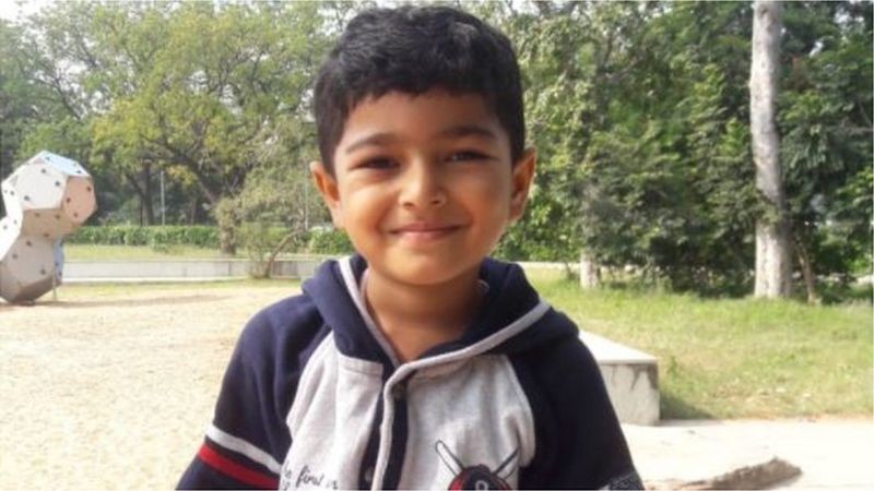 Abhijit Solanki, cậu bé mắc bệnh tan máu bẩm sinh nghiêm trọng, được chữa khỏi nhờ em gái là cứu tinh.
