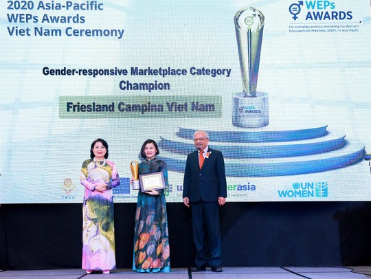 Bà Phan Nam Trân (giữa), Giám đốc Nhân sự FrieslandCampina Việt Nam, nhận giải thưởng "Bình đẳng giới trên thị trường"