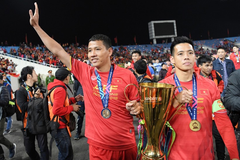 Văn Quyết (bên phải) ăn mừng chức vô địch AFF Cup 2018.