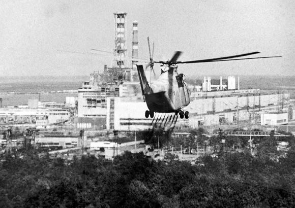Máy bay trực thăng tiếp cận lò phản ứng Chernobyl thực hiện chiến dịch tẩy uế.