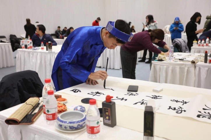 NCS Tiến Sĩ Nguyễn Quốc Tư trong cuộc thi tài năng thư pháp bút lông dành cho sinh viên quốc tế tại Bắc Kinh Trung Quốc năm 2019