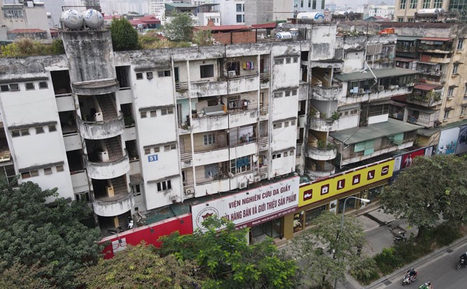 Đơn nguyên 1 chung cư 51 Huỳnh Thúc Kháng (phường Láng Hạ, quận Đống Đa) là một trong 6 chung cư cũ nguy hiểm cấp D. Ảnh: Nguyễn Quang