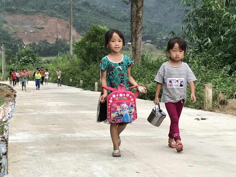 Trẻ học tại Trường MN Hồng Ca (Trấn Yên - Yên Bái) trên đường đến trường.    Ảnh: Ngọc Dư 