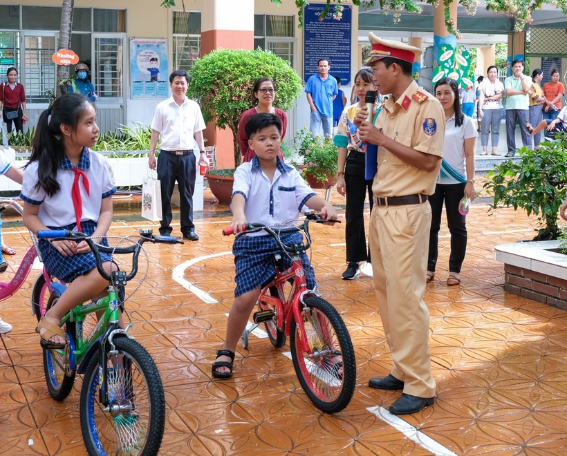 HS Trường Tiểu học Võ Trường Toản, quận Ninh Kiều (TP Cần Thơ) trong giờ trải nghiệm an toàn giao thông tại sân trường. 
