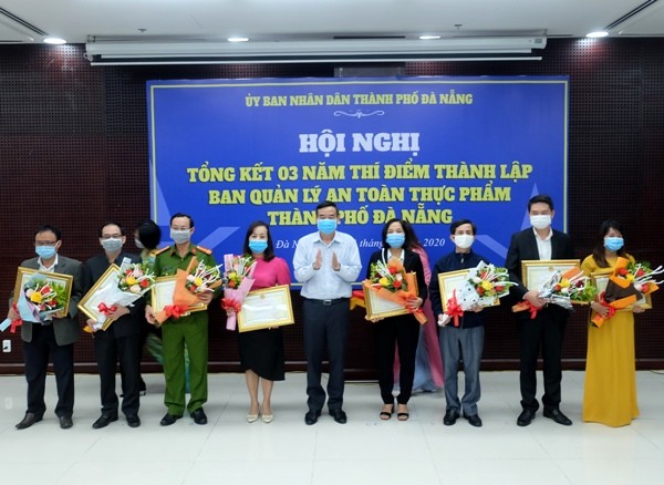 UBND TP Đà Nẵng trao tặng bằng khen cho 8 tập thể và 7 cá nhân có nhiều đóng góp trong công tác đảm bảo An toàn thực phẩm trên địa bàn.