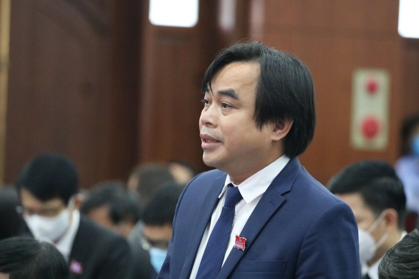 Đại biểu Tô Văn Hùng – Giám đốc Sở TNMT TP Đà Nẵng phát biểu tại kỳ họp.