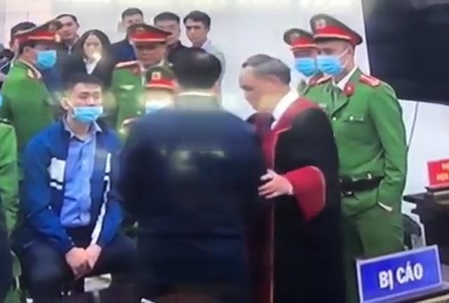 Thẩm phán Trương Việt Toàn bắt tay bị cáo Nguyễn Đức Chung.