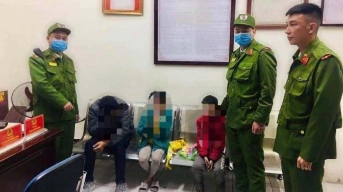 Cảnh sát 113 quận Long Biên đưa 4 bố con định nhảy cầu Đông Trù tự tử về trụ sở động viên tinh thần.