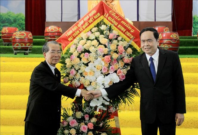Chủ tịch UBTƯ MTTQ Việt Nam Trần Thanh Mẫn tặng hoa chúc mừng đồng bào công giáo Giáo phận Thái Bình nhân dịp lễ Giáng sinh 2020.
