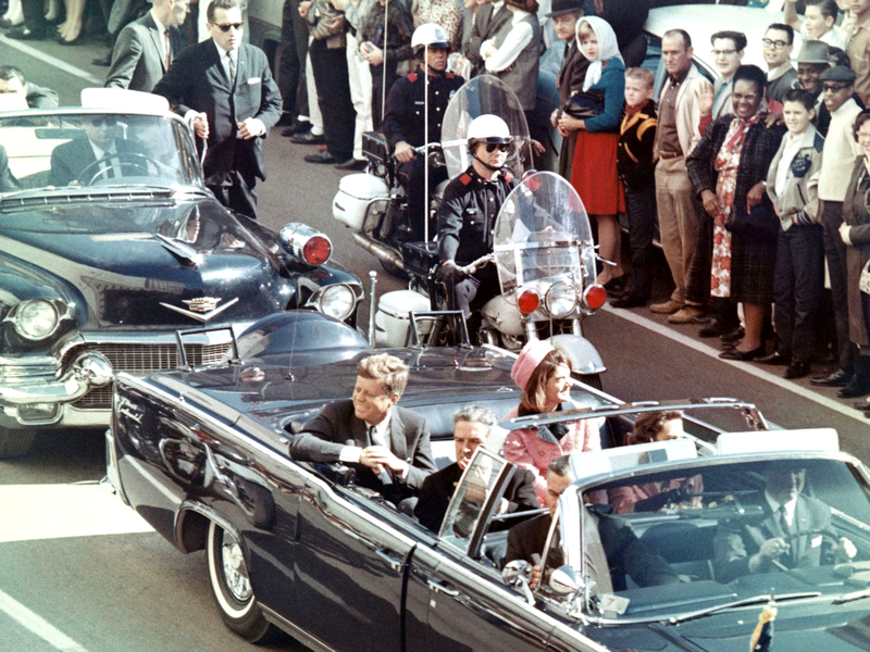 Tổng thống Kennedy và Jackie Kennedy (hàng ghế sau) ít phút trước vụ ám sát.
