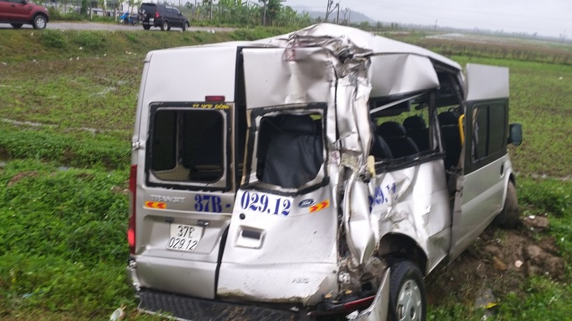 Nghệ An: Xe container đâm xe khách văng xuống ruộng, ba người nhập viện