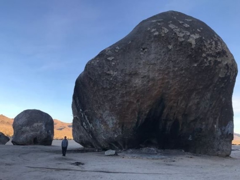 Tảng đá khổng lồ nơi sa mạc.
