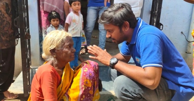 P Naveen Kumar và một người ăn xin trên đường phố.