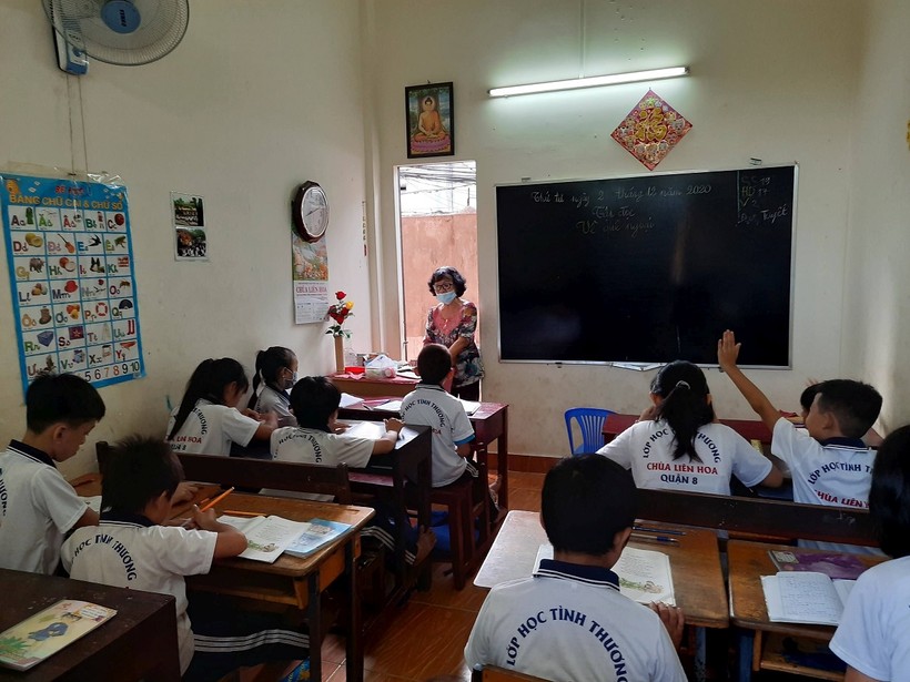 Cô Quỳnh Thị Anh, GV về hưu vẫn tâm huyết gieo chữ cho học trò nghèo ở lớp học tình thương.	Ảnh: TG