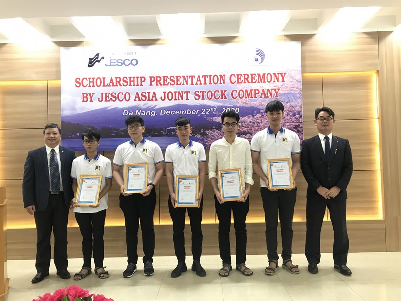  Đại diện Công ty JESCO ASIA (Nhật Bản) và PGS.TS Lê Quang Sơn (ngoài cùng, bìa trái) – Phó Giám đốc Đại học Đà Nẵng trao học bổng cho các em sinh viên.