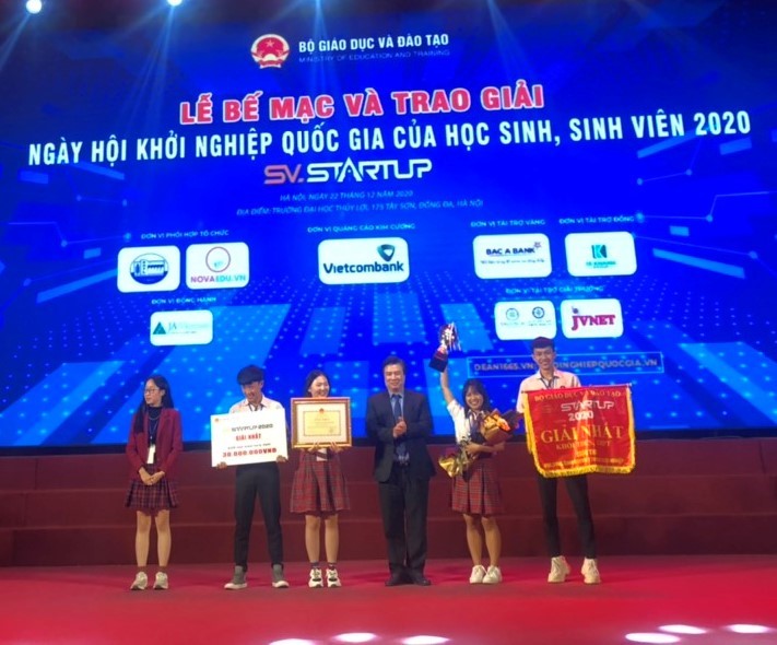 Thứ trưởng Bộ GD&ĐT Nguyễn Hữu Độ trao giải Nhất cho dự án “Sản xuất và kinh doanh ống hút từ hạt bơ” của nhóm các học sinh đến từ trường TH, THCS và THPT Hoàng Việt, tỉnh Đắk Lắk