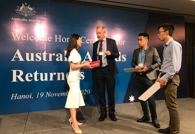 Phó Đại sứ Australia tại Việt Nam Andrew Barnes trò chuyện cùng các cựu sinh mới trở về trong tháng 9/2020.      