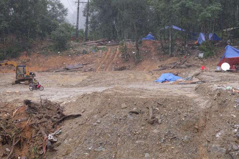 Ngôi làng cũ của người dân thôn 1, xã Trà Leng (huyện Nam Trà My, tỉnh Quảng Nam) giờ bị vùi trong lớp đất đá. 