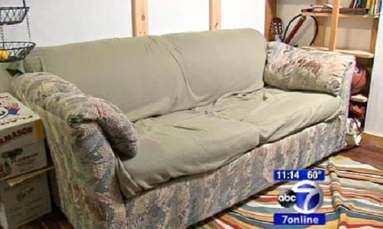 Chiếc ghế sofa cũ được nhóm sinh viên mua với giá 20 USD. Eyewitness News/ABC.