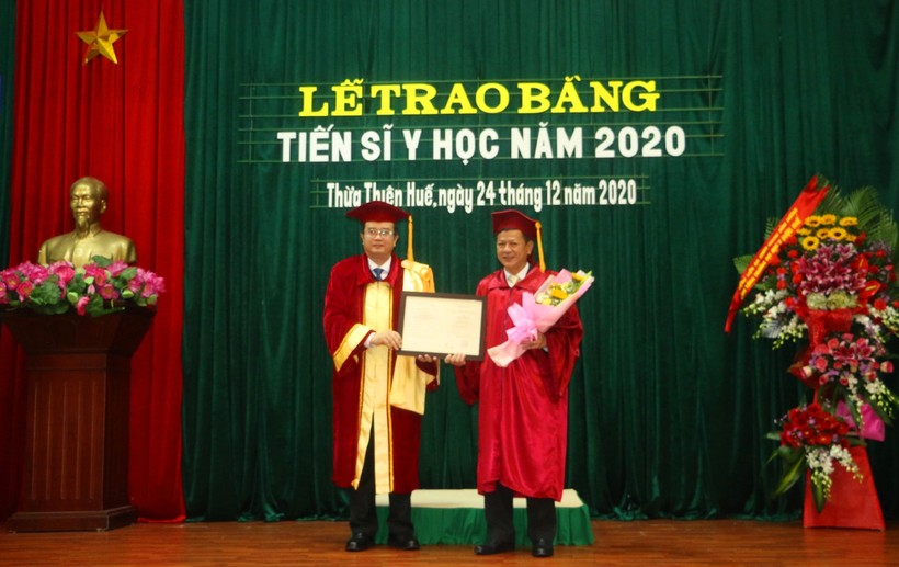 GS.TS Nguyễn Vũ Quốc Huy, Hiệu trưởng Trường ĐH Y Dược Huế trao bằng cho các tân tiến sĩ