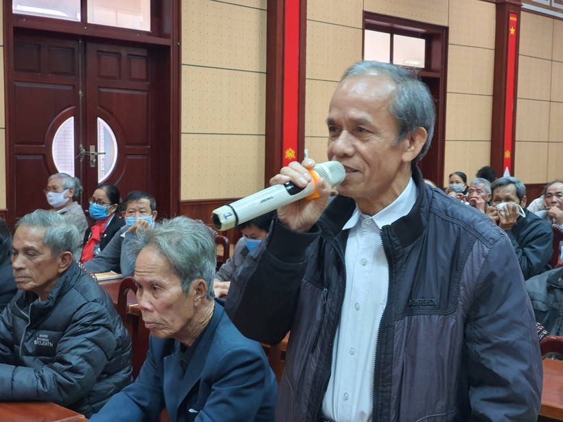 Cử tri Nguyễn Danh Ngãi nêu ý kiến tại buổi tiếp xúc cử tri.