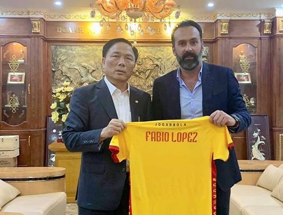HLV Fabio Lopez bị CLB Thanh Hóa sa thải chỉ sau 5 trận tại V-League 2020.