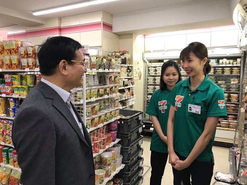 Thầy Lương Minh Sâm – Phó Hiệu trưởng Trường ĐH Đông Á trong 1 lần đến thăm các cựu sinh viên của trường đang làm việc tại Nhật Bản.