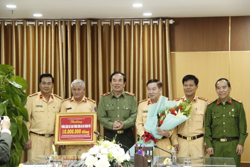 Trao khen thưởng cho phòng CSGT Công an TP Đà Nẵng. 