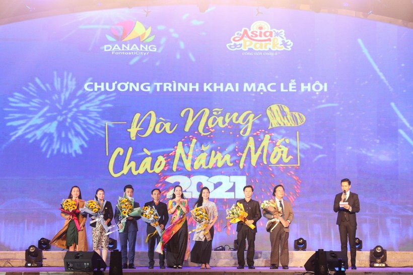 Bà Trương Thị Hồng Hạnh (thứ 5, trái sang) – Giám đốc Sở Du lịch TP Đà Nẵng tặng hoa cho các đơn vị tham gia đồng hành cùng lễ hội.