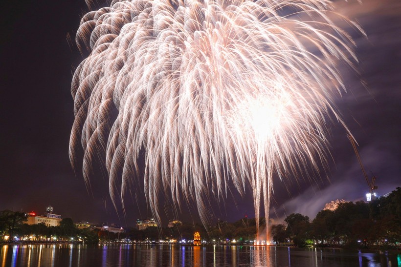 Những chùm pháo hoa lung linh, rực rỡ bừng sáng trên bầu trời Thủ đô Hà Nội, thắp lên khát vọng về một năm mới với những điều tốt đẹp nhất, một năm với sự khởi sắc mạnh mẽ hơn...