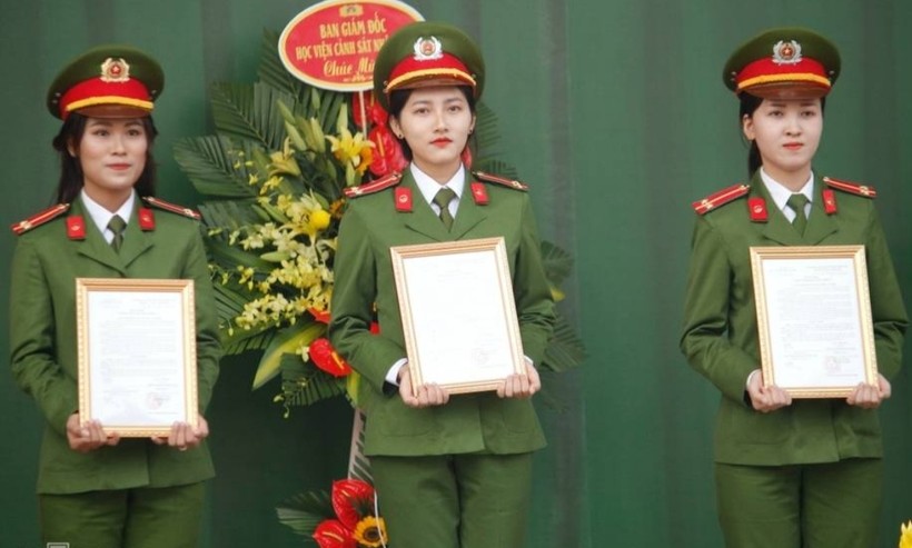 Lê Thị Thủy Tiên (ngoài cùng, bên trái) – 1 trong 8 SV tốt nghiệp xuất sắc của Học viện Cảnh sát nhân dân năm 2020.	Ảnh: TG