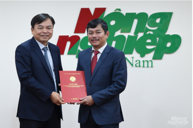 Thứ trưởng Nguyễn Hoàng Hiệp thừa ủy quyền Bộ trưởng Bộ NN-PTNT trao Quyết định bổ nhiệm chức vụ Phó Tổng Biên tập báo Nông nghiệp Việt Nam cho ông Trần Văn Cao (bên phải).