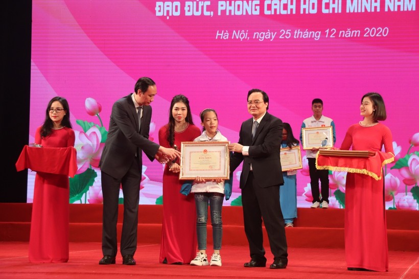 Em Linh Thị Hồng - HS Trường Tiểu học Ngọc Thanh C (thành phố Phúc Yên, tỉnh Vĩnh Phúc) 
nhận bằng khen của Bộ trưởng Bộ GD&ĐT.