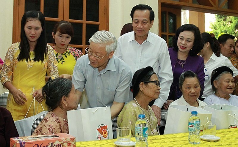 Tổng Bí thư, Chủ tịch nước Nguyễn Phú Trọng trong dịp tặng quà người có công tại Trung tâm nuôi dưỡng và điều dưỡng người có công số 2 Hà Nội.
