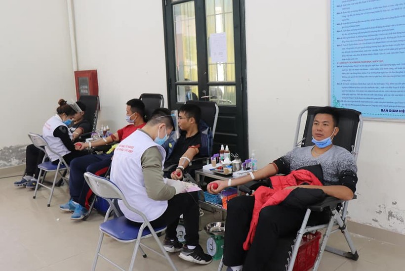 Cán bộ, viên chức, người lao động, SV Trường ĐH Sư phạm TDTT Hà Nội tham gia hiến máu tình nguyện.