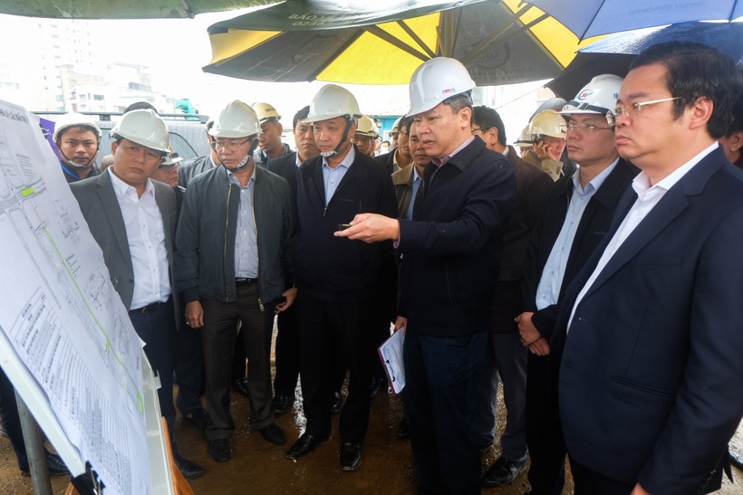 Ông Lê Văn Lâm (chỉ tay) – Giám đốc BQL dự án đầu tư xây dựng các công trình giao thông (Sở GTVT TP Đà Nẵng) báo cáo tại buổi kiểm tra.