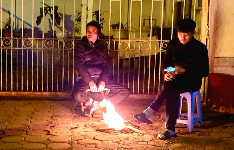 Trên phố Nguyễn Hữu Huân, bên cạnh các hàng café đông người còn có hàng chè chén đốt lửa mong đón được vài ba khách vãng lai.