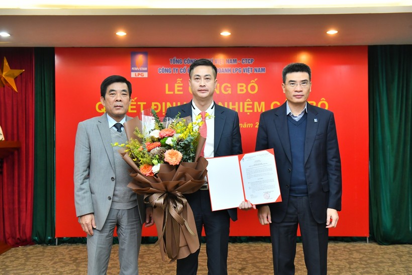 Lãnh đạo PV GAS chúc mừng ông Nguyễn Hải Long trên cương vị Giám đốc mới của PV GAS LPG