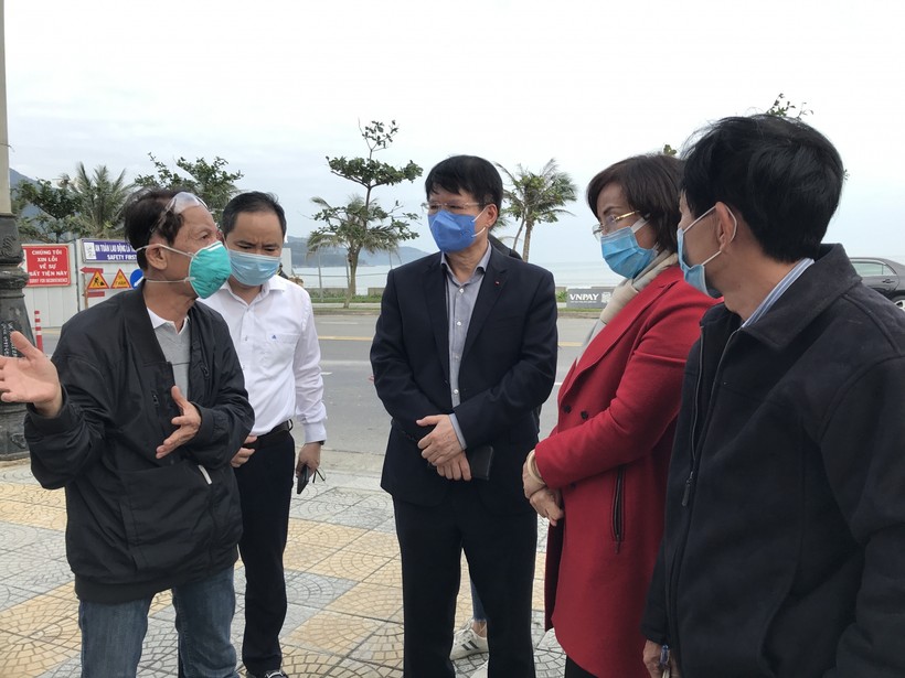 Thứ trưởng Bộ Y tế Trương Quốc Cường (thứ 3, từ phải sang) đi kiểm tra tại khách sạn tổ chức cách ly y tế tập trung cho người nhập cảnh trên địa bàn TP Đà Nẵng.