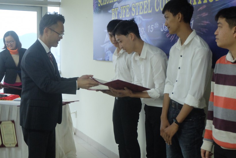 Đại diện Tập đoàn thép JFE Nhật Bản trao học bổng cho sinh viên.