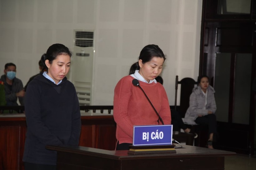 Bị cáo Thuận (bên phải) và bị cáo Uyên (bên trái) tại phiên tòa. 